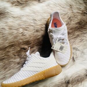 adidas white running shoe; women’s size 7, Men’s size 5; Never worn